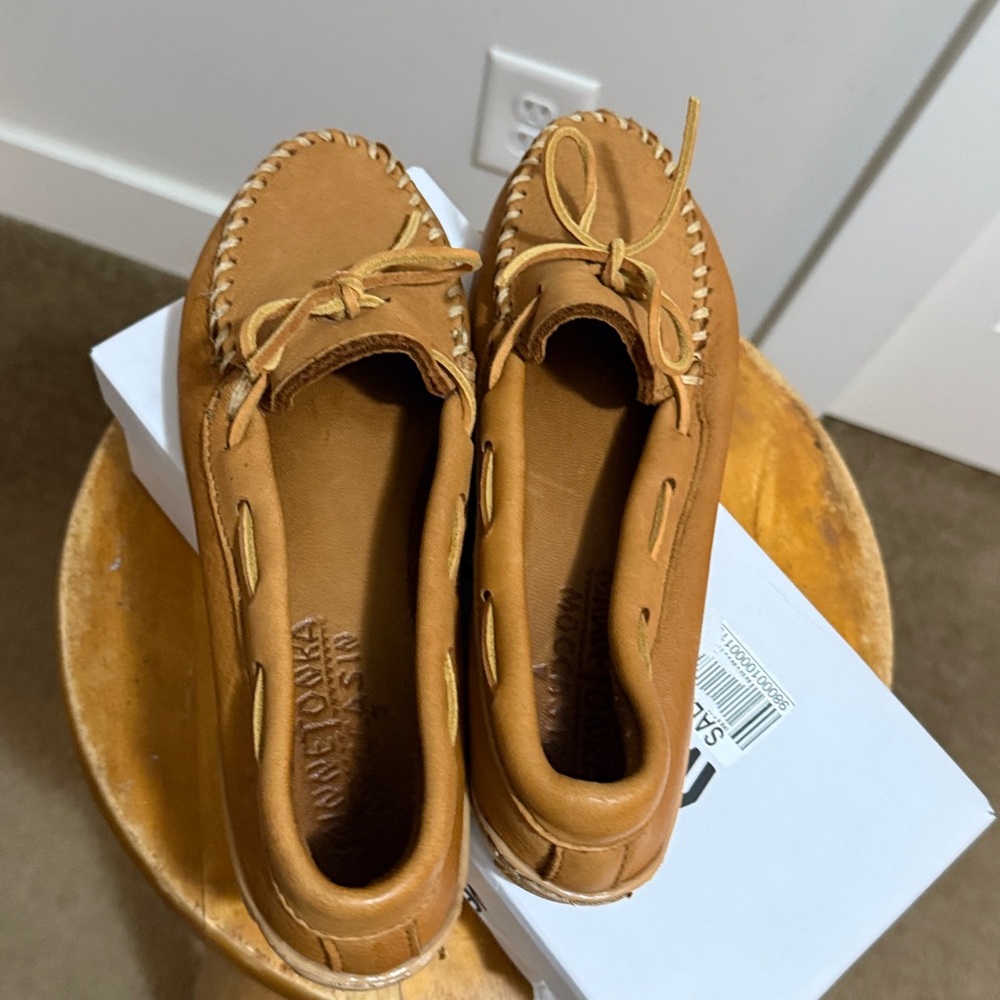 Minnetonka Ladies Brown Leather Loafers New - Picture 4 of 4